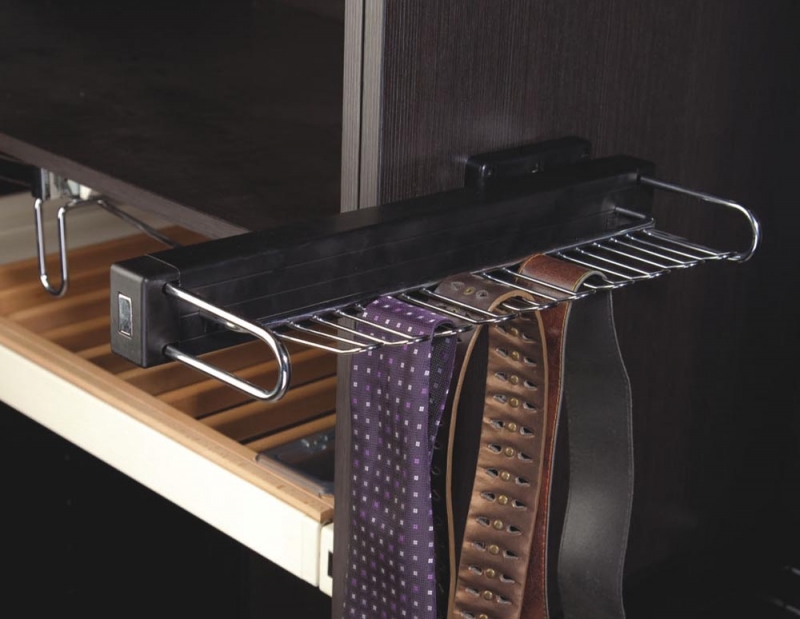 Gắng thêm phụ kiện tiện ích vào tủ quần áo