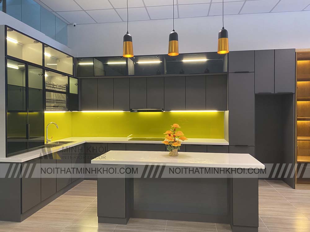 Tủ bếp chất liệu gỗ tự nhiên sơn màu xám