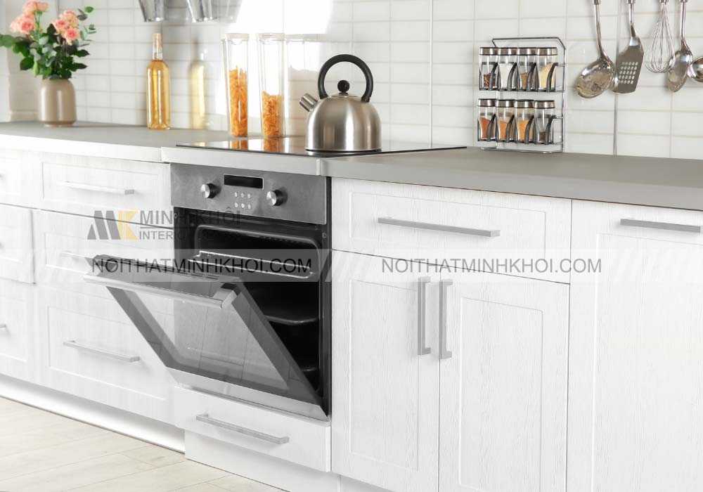Tủ bếp màu trắng đơn giản và hiện đại