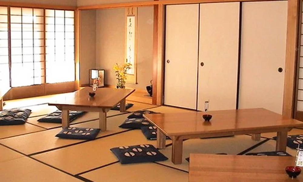 Bàn ăn đơn giản giúp tiết kiệm diện tích