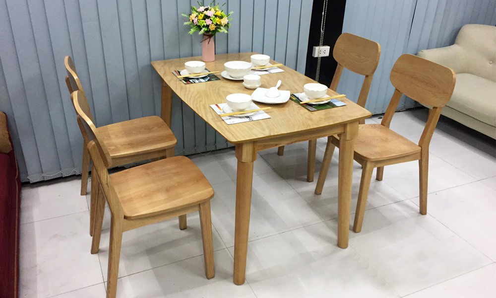 Bàn ăn đơn giản làm từ gỗ công nghiệp