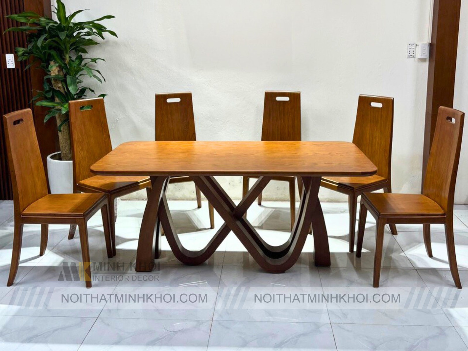 Bàn Ăn Gỗ Sồi Chân Cách Điệu Chữ Chanel - BA261