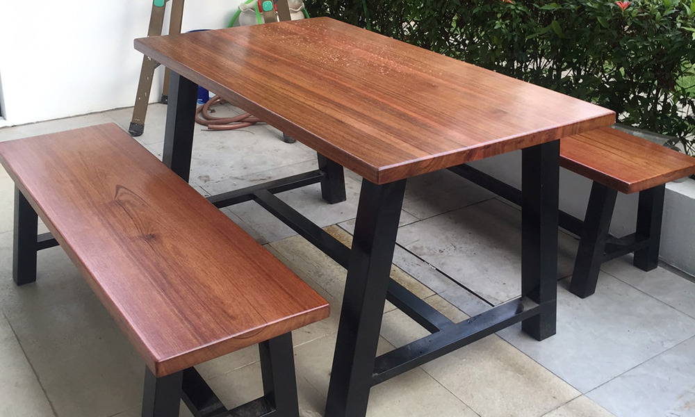 Bàn ghế gỗ đặt ngoài trời