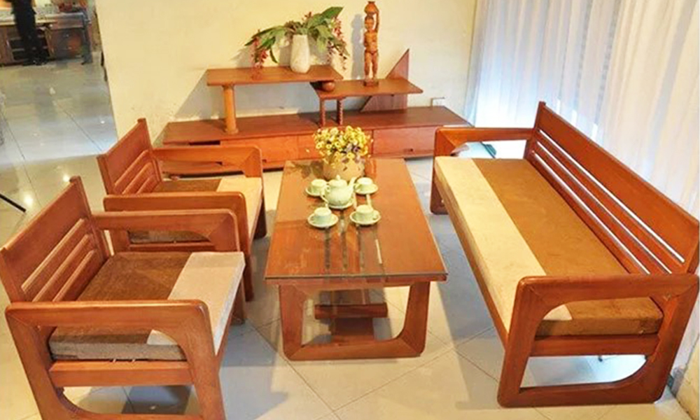 Bạn đang tìm kiếm bàn ghế gỗ phòng khách giá cả phải chăng, không thể bỏ qua những mẫu sản phẩm với giá chỉ từ 3 triệu đồng đấy. Với sự kết hợp giữa chất liệu gỗ cao cấp và thiết kế tinh tế, bàn ghế gỗ phòng khách đem đến không gian sống sang trọng và ấm cúng cho gia đình bạn.
