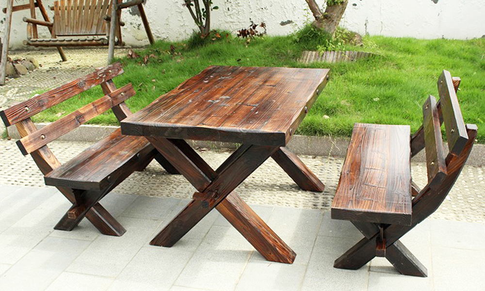 Bàn ghế gỗ sân vườn đơn giản