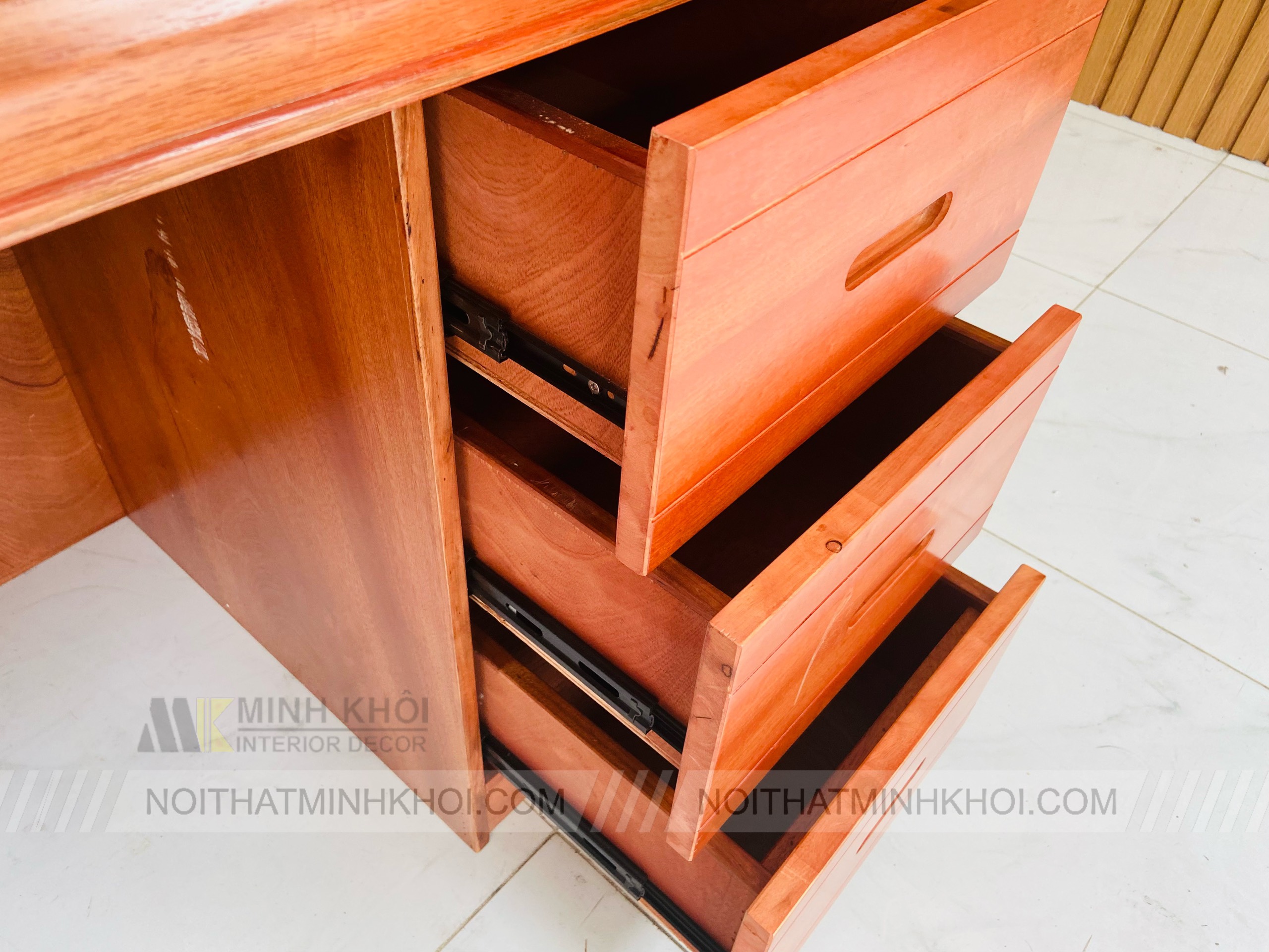 Bàn làm việc gỗ xoan đào 1m6 - BLV909