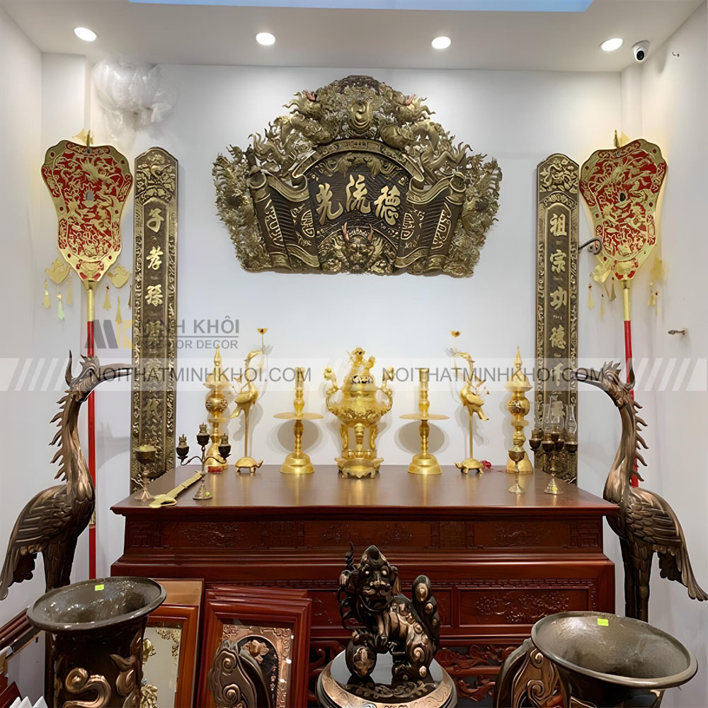 Bàn thờ gia tiên với điểm nhấn là đôi hạc chầu