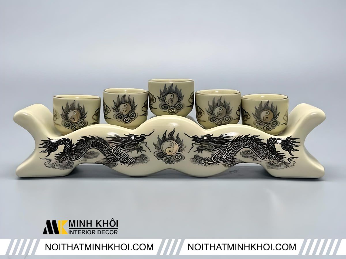 Kỷ chén thờ trên bàn thờ gia tiên