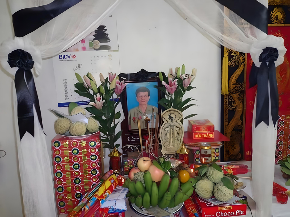 Bàn thờ người mới mất để bao lâu