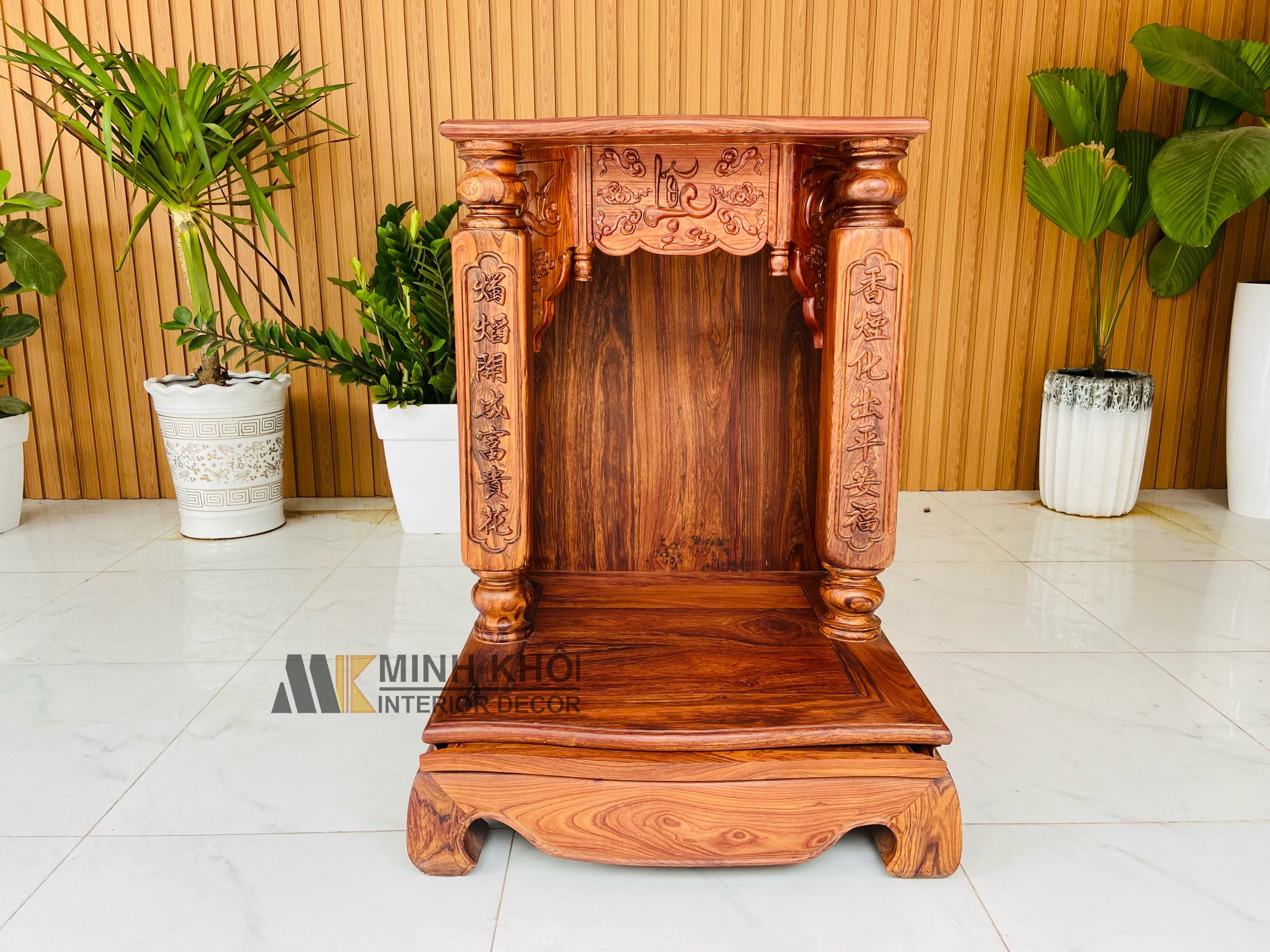 Bàn thờ thần tài đẹp gỗ cẩm lai - BTTT907 sẽ trở thành một tài sản quý giá trong nhà bạn. Thiết kế đẹp mắt và chất lượng cao, bàn thờ này sẽ đem đến cho bạn ánh sáng và may mắn trong tương lai. Hãy khởi đầu một sự thịnh vượng mới với bàn thờ thần tài này.