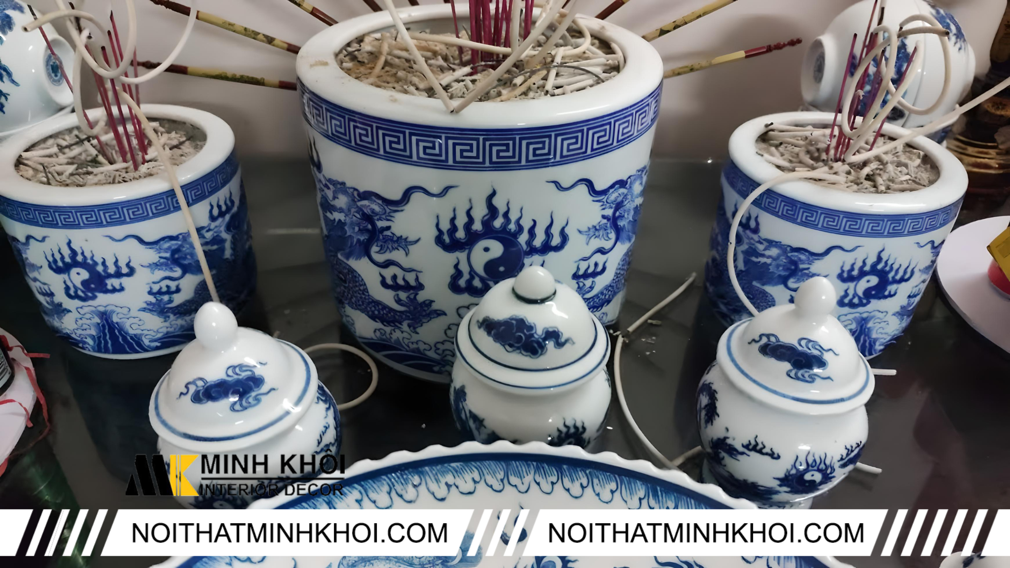 Cách để hũ gạo muối nước trên bàn thờ gia đình