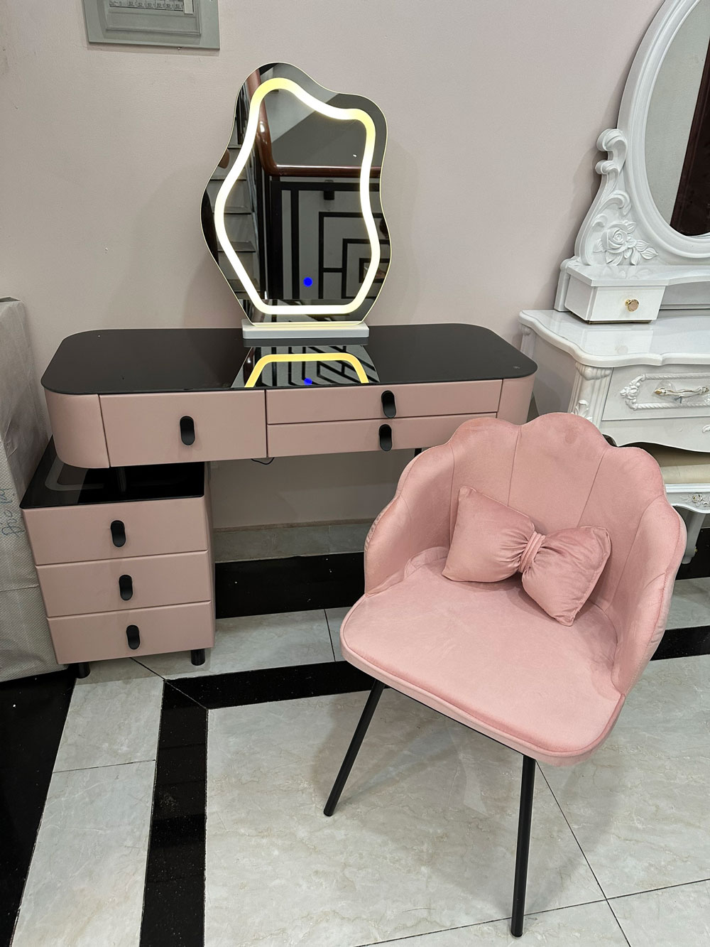 50+ Mẫu Bàn Trang Điểm Màu Hồng Dễ Thương Có Gương Đèn Led