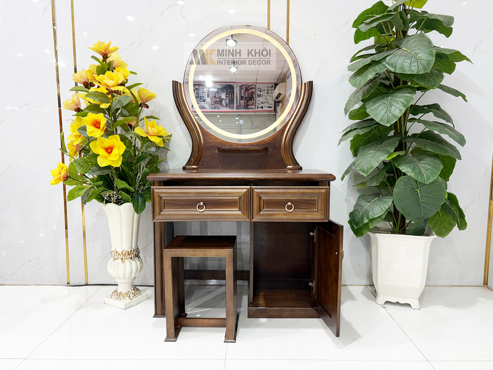 ban-trang-diem-soi-oc-cho-tron-led-btd705