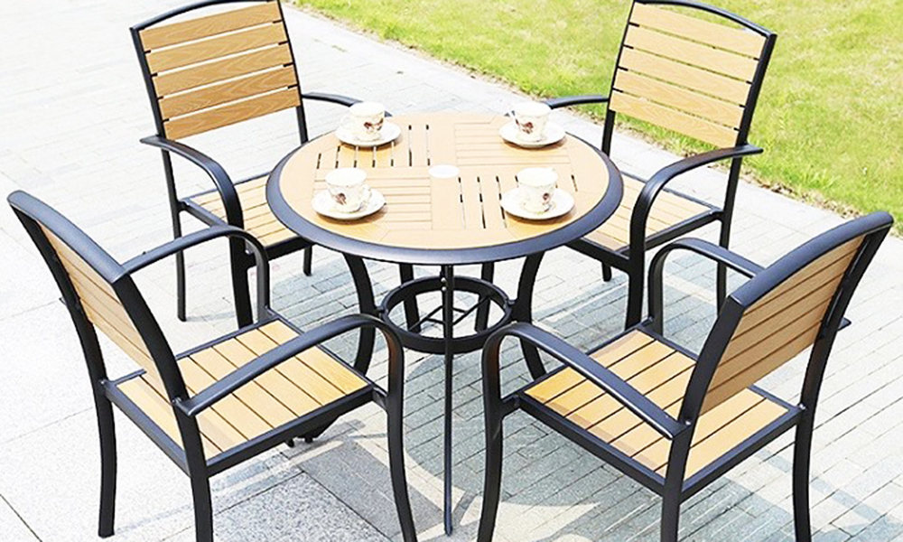 Bộ bàn ghế ngoài trời bằng gỗ đơn giản