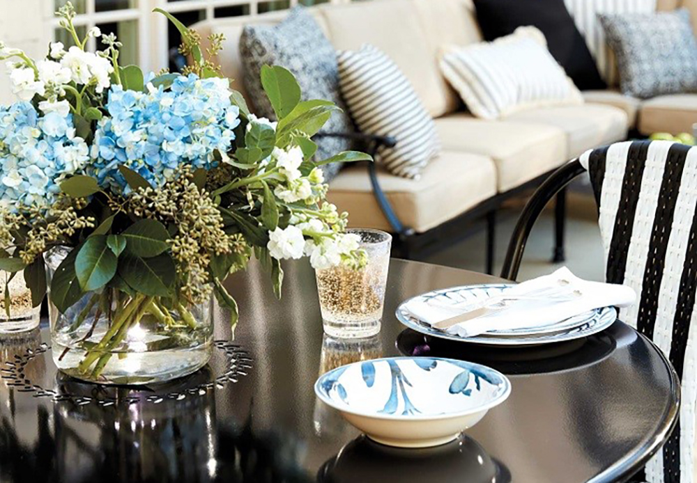 Cắm bình hoa đơn cho bàn ăn