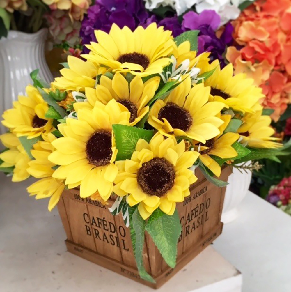 Cắm hoa trang trí bàn ăn bằng khay gỗ