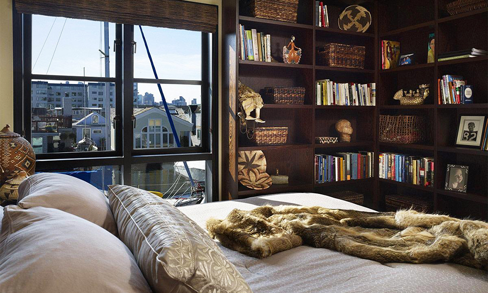 Có nên đặt kệ sách đầu giường ngủ hay không?