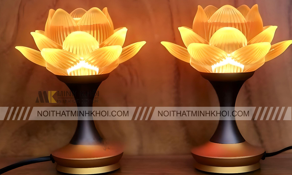 Đèn hoa sen cung cấp ánh sáng cho không gian thờ cúng