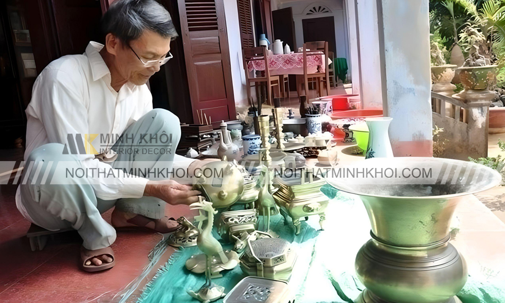 Tránh làm đổ vỡ khi lau chùi bàn thờ