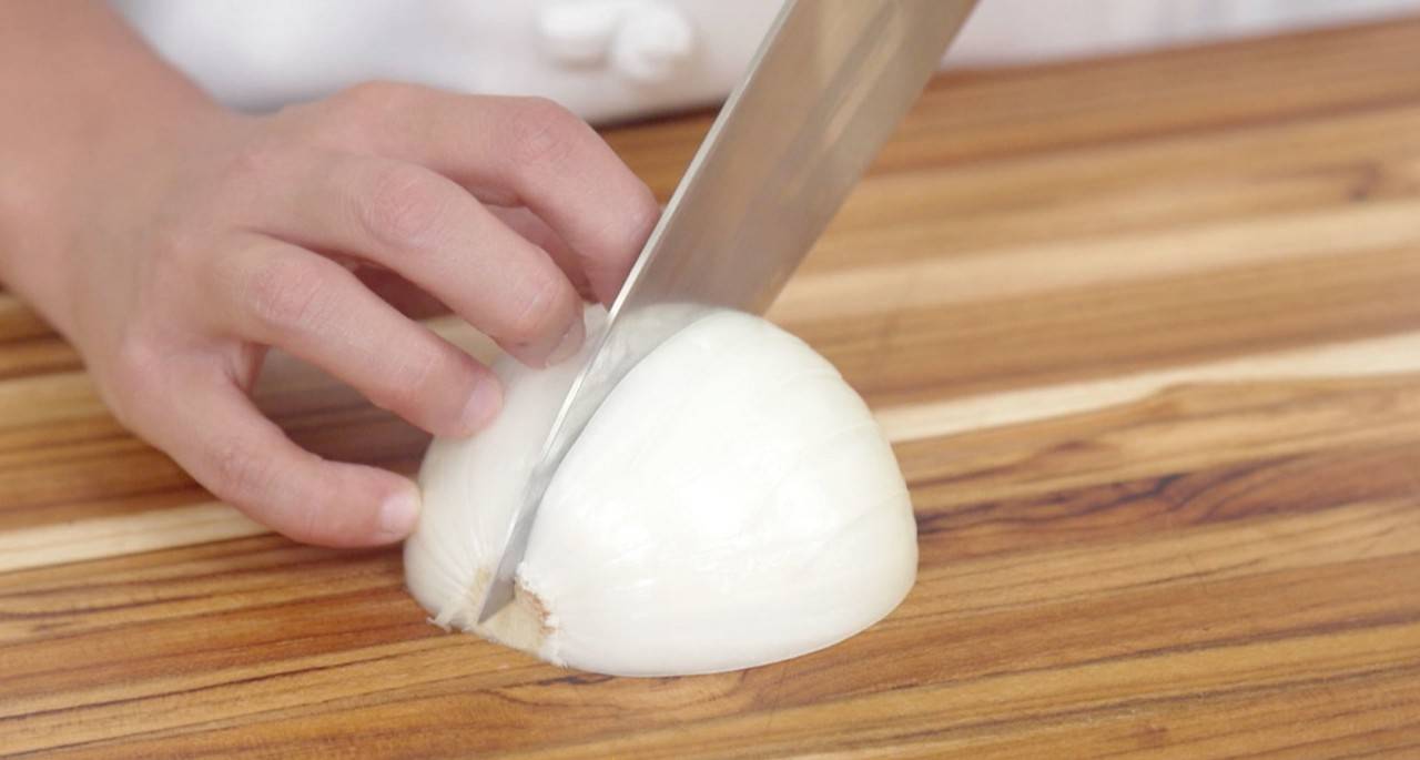 Cắt hành tây thành từng lát mỏng