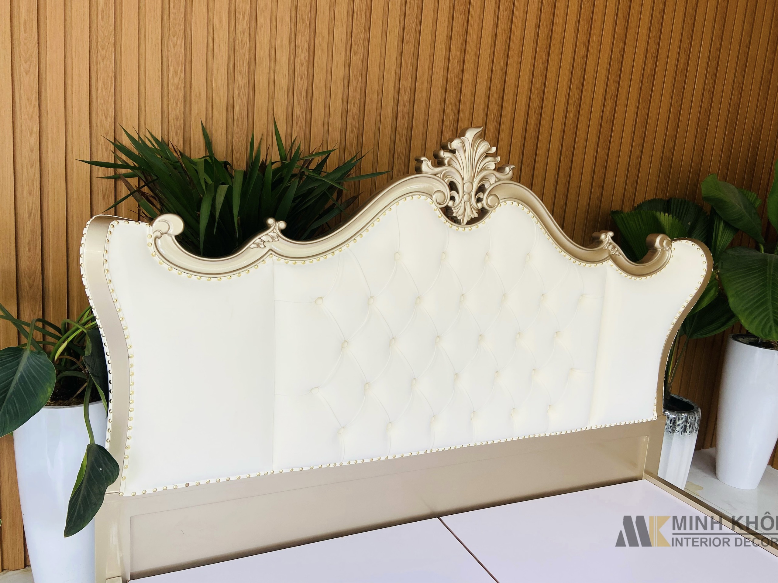 Giường Cổ Điển Kiểu Luis Đuôi Cách Tân Gỗ Sồi - GN1011