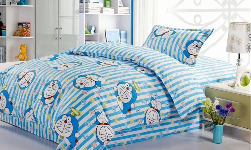 Giường ngủ có ga gối mền hình doremon siêu xinh