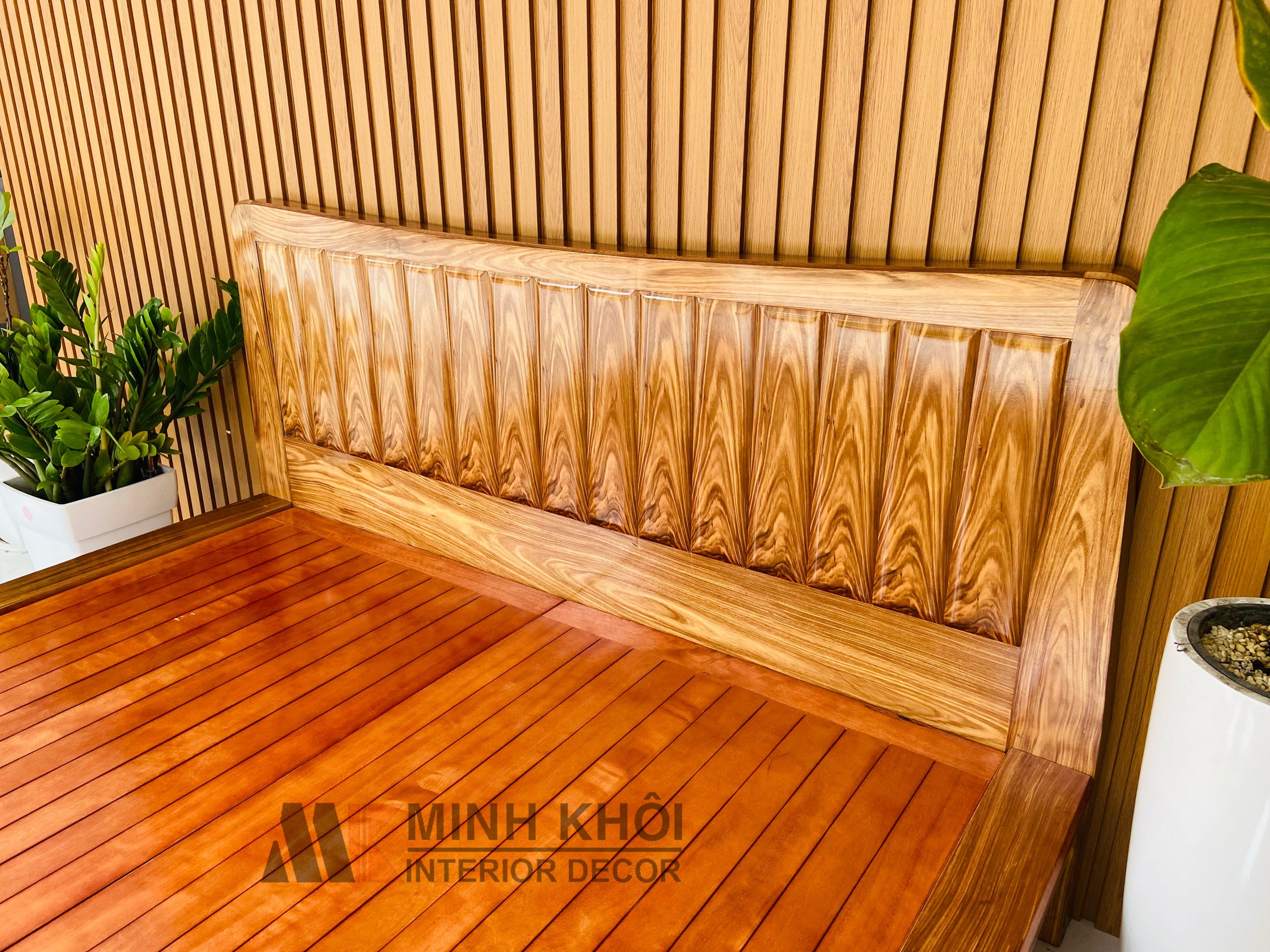 Giường Ngủ Gỗ Hương Xám Chân Quỳ 1m8 - GN502