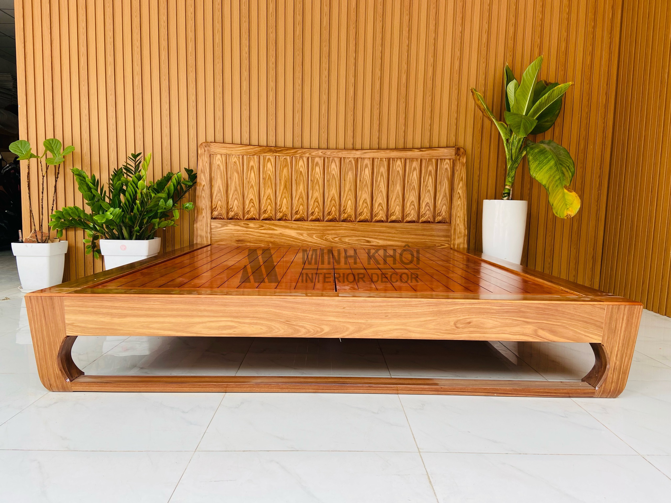 Giường Ngủ Gỗ Hương Xám Chân Quỳ 1m8 - GN502