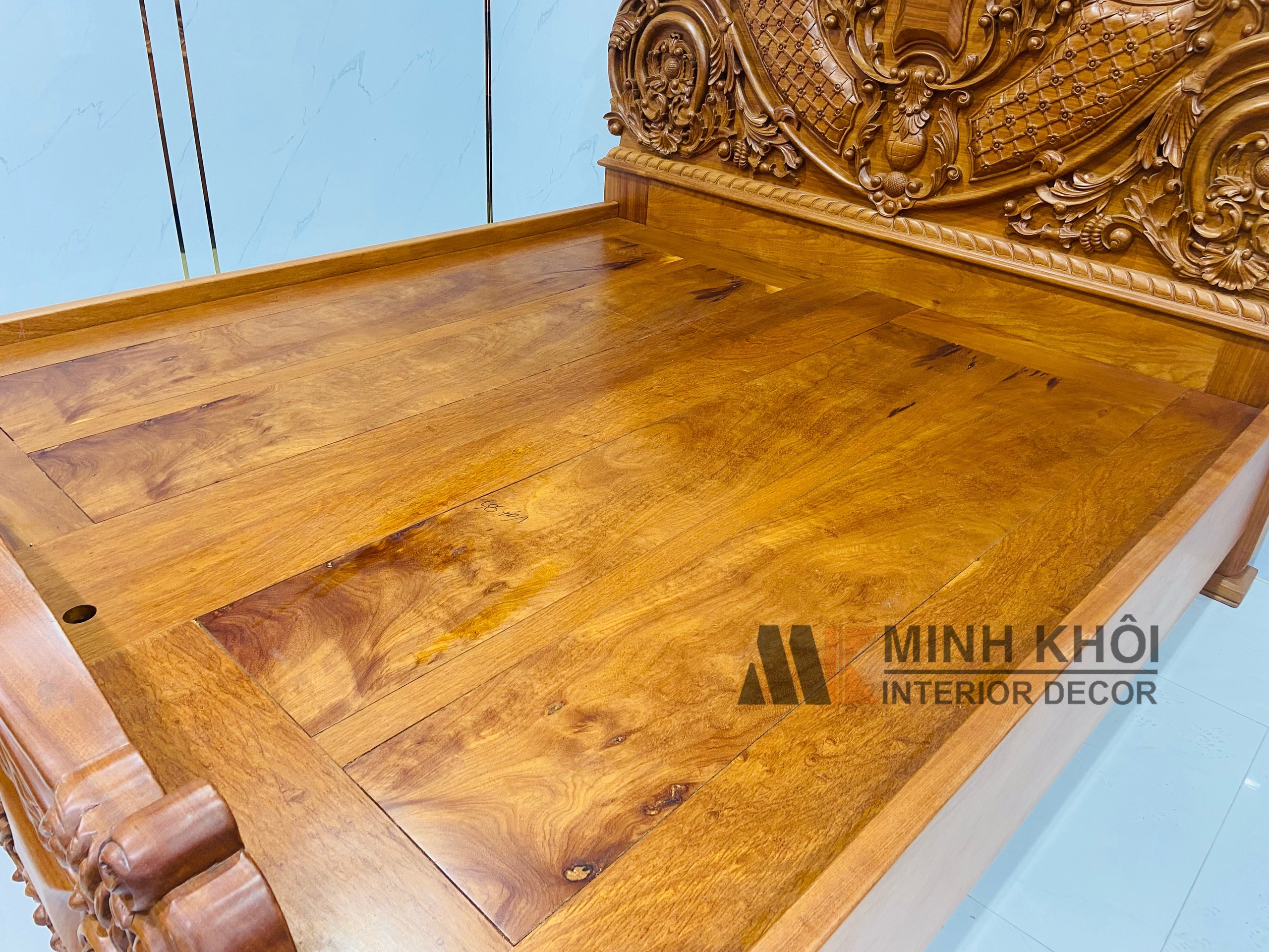 Giường Ngủ Louis Gõ Đỏ Nguyên Khối 2m2 - GN068