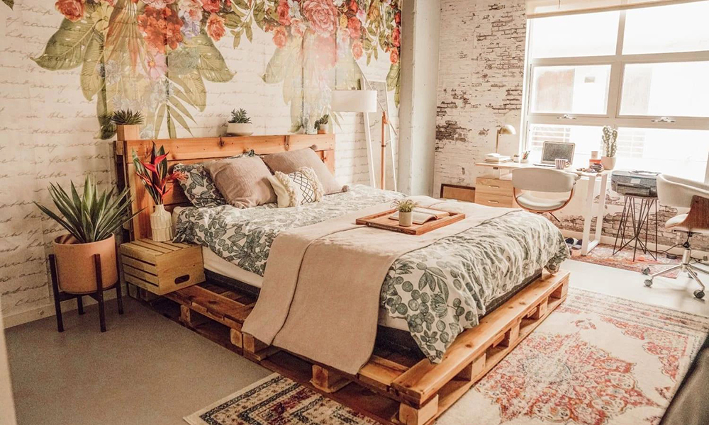 Giường vintage kết hợp với những họa tiết độc đáo