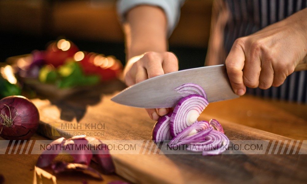 Hành tây giúp khử độc cho nệm, ga giường mang đến giấc ngủ sâu