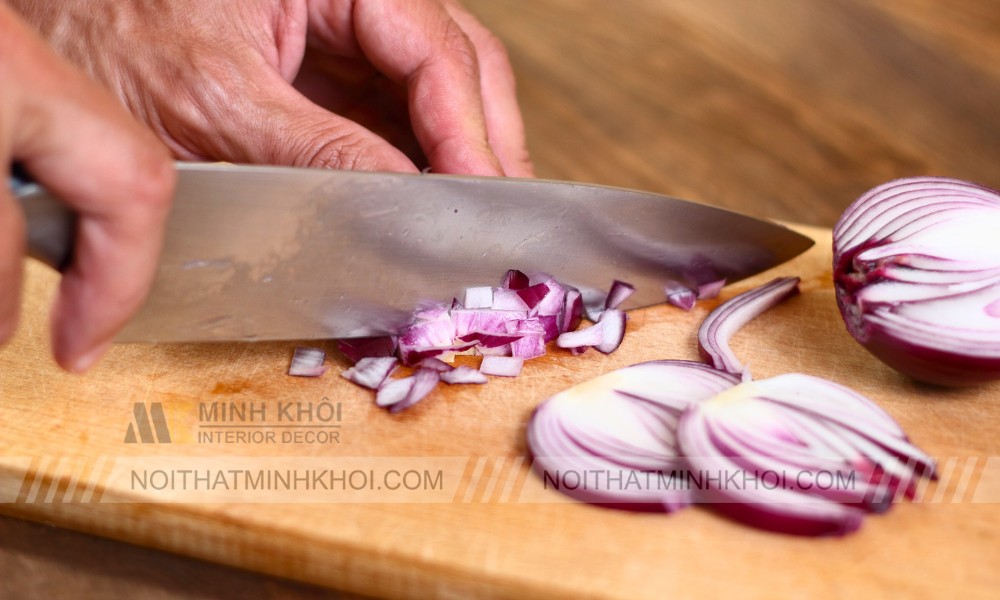 Hành tây đặt đầu giường giúp thanh lọc không khí hiệu quả