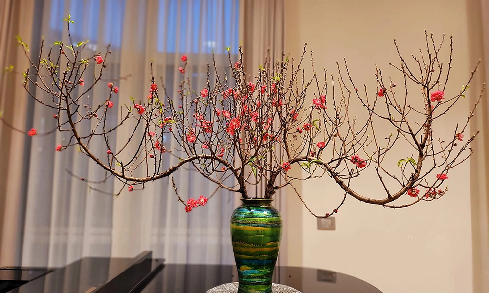 Hoa đào trưng bàn thờ ngày tết