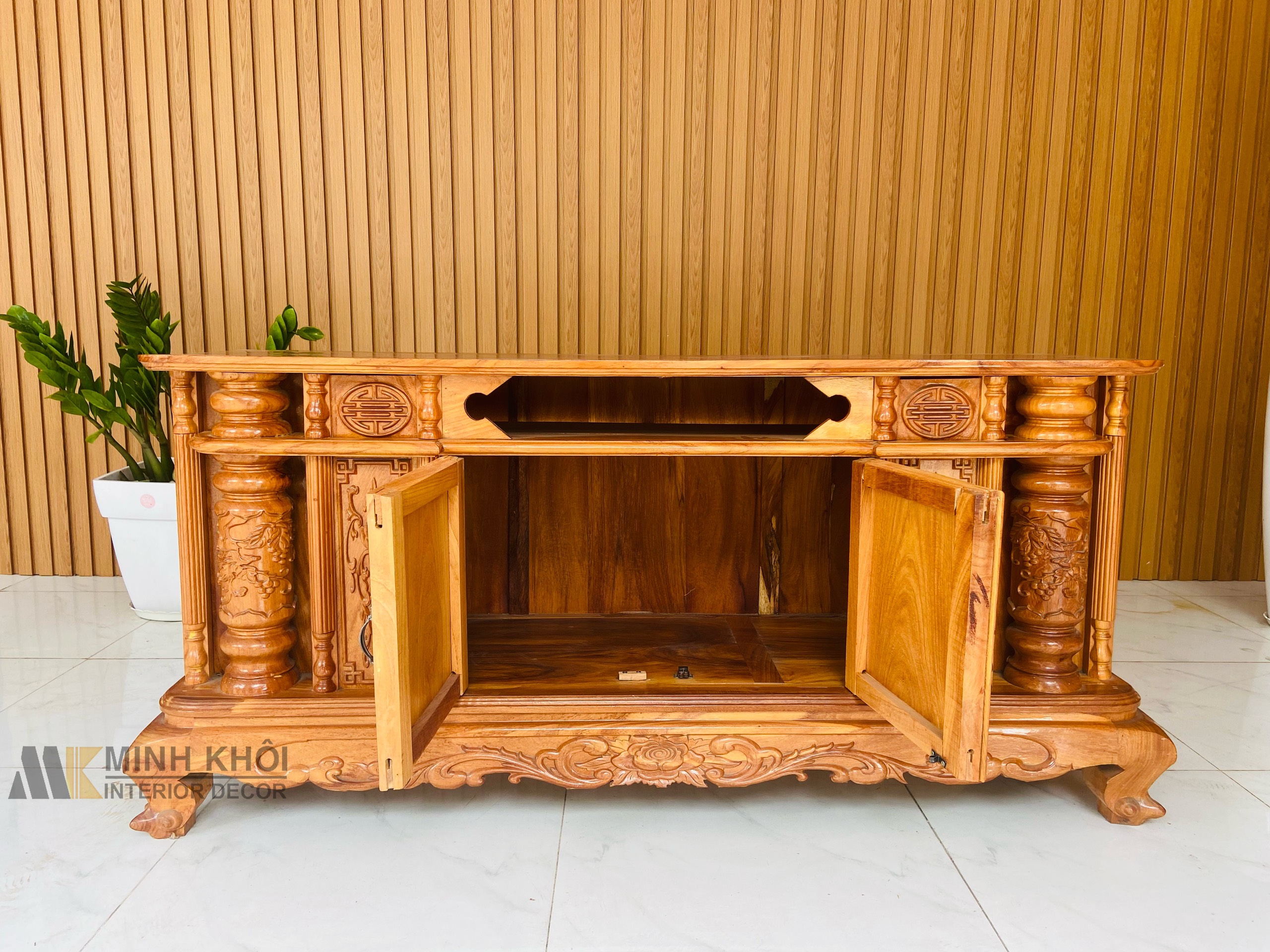 Kệ Tivi gõ 1m6 Cột Nho Chạm - KTV930