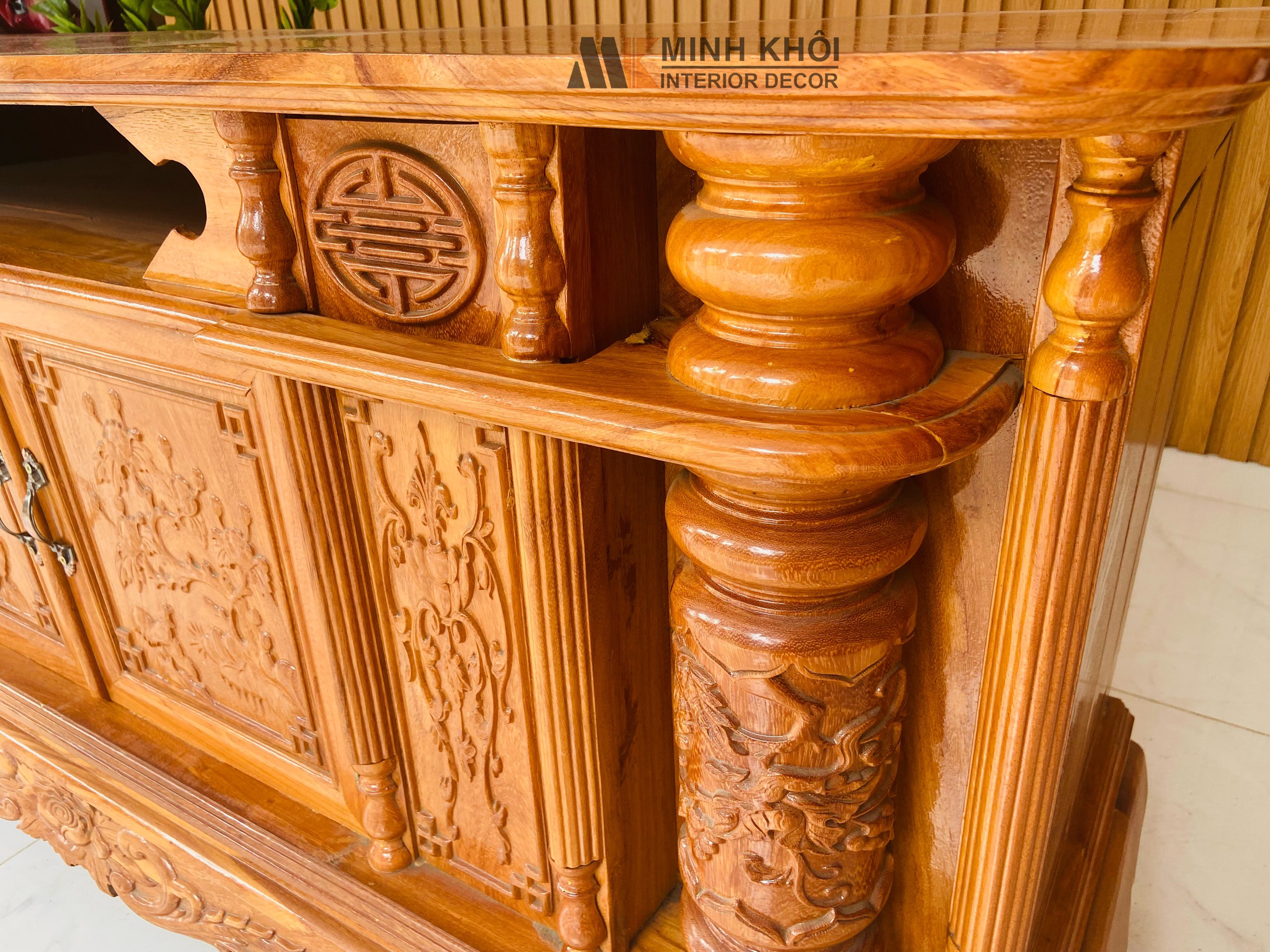 Kệ Tivi gõ 1m6 Cột Nho Chạm - KTV930