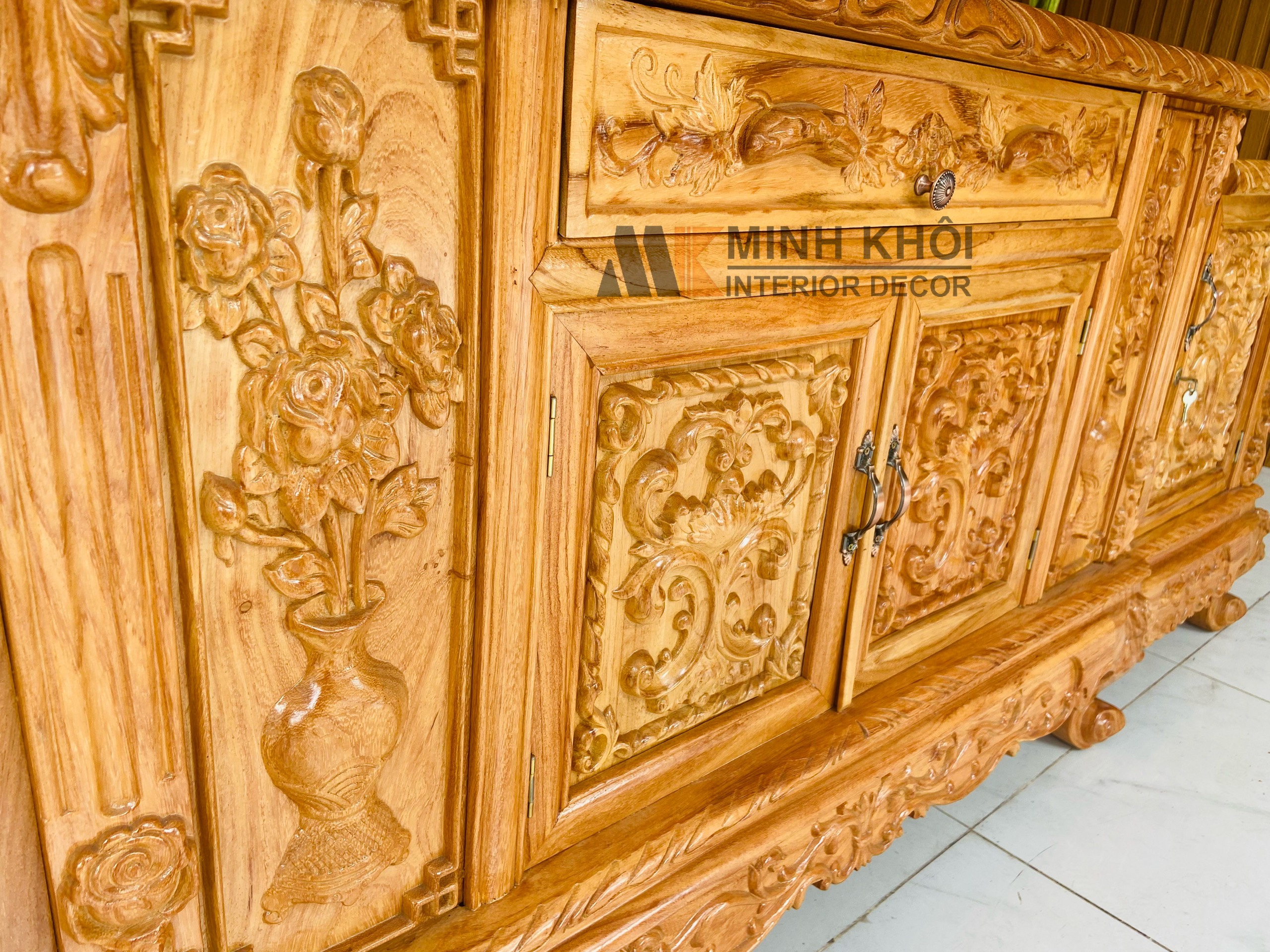 Kệ Tivi Gõ 2m2 Chạm Cao Cấp - KTV931