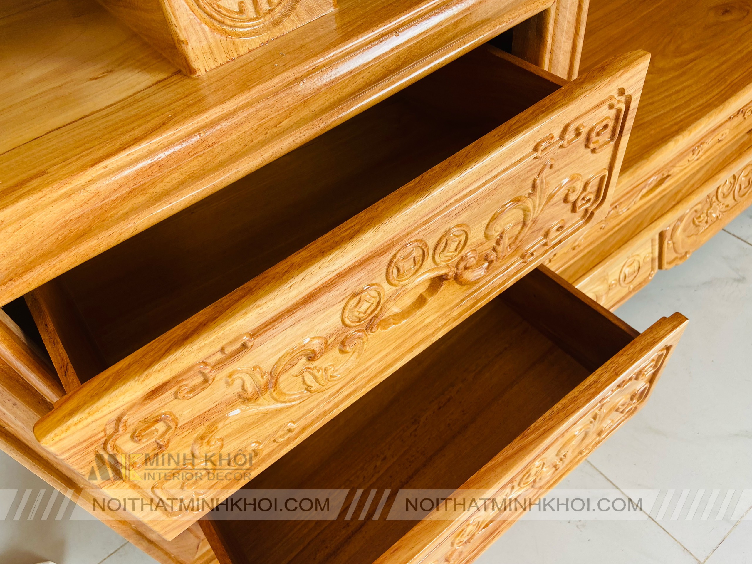 Kệ Tivi Gõ Đỏ Đồng Tiền 2m4 - KTV005