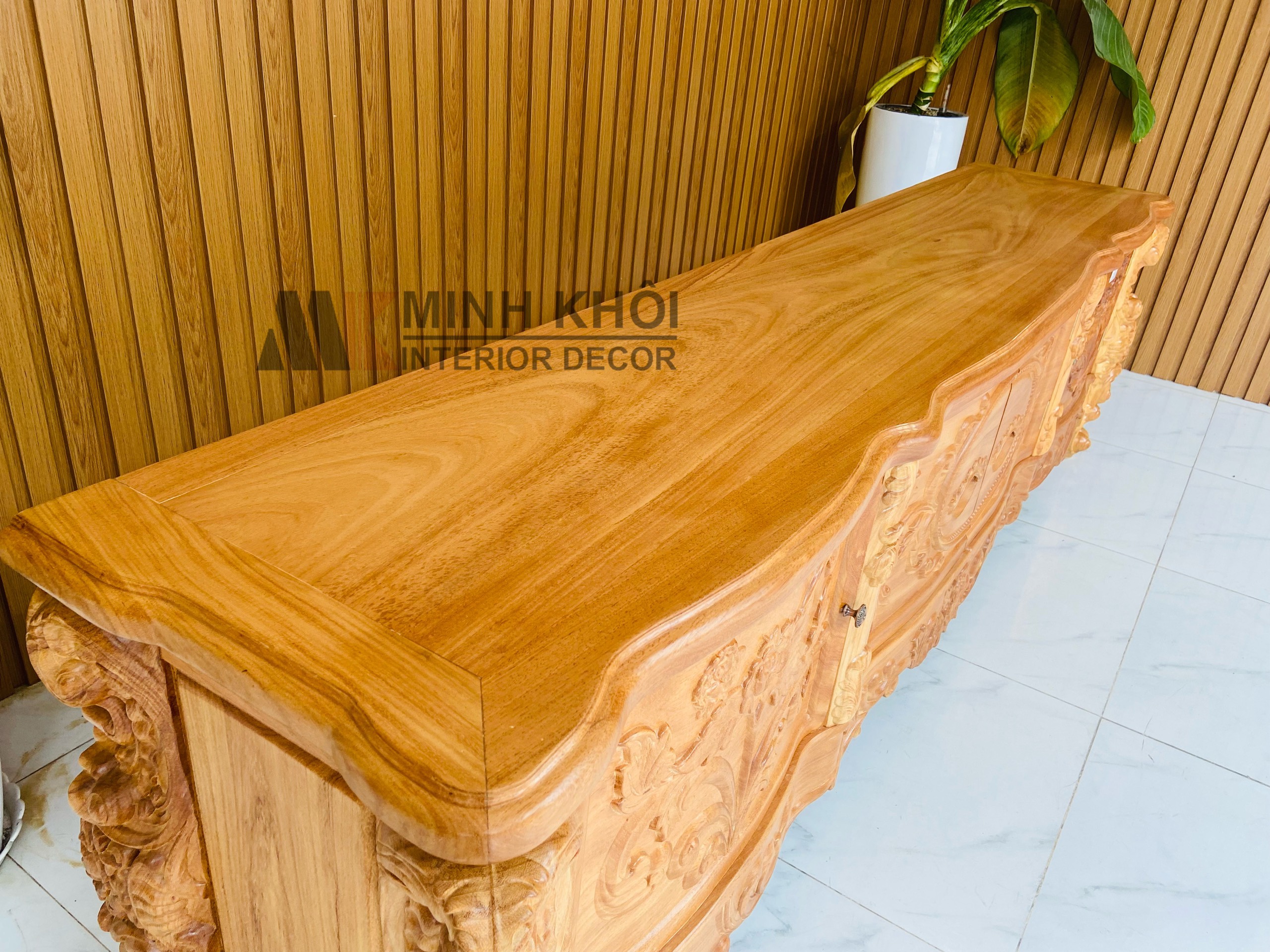 Kệ tivi gõ đỏ louis 2m4 - KTV929