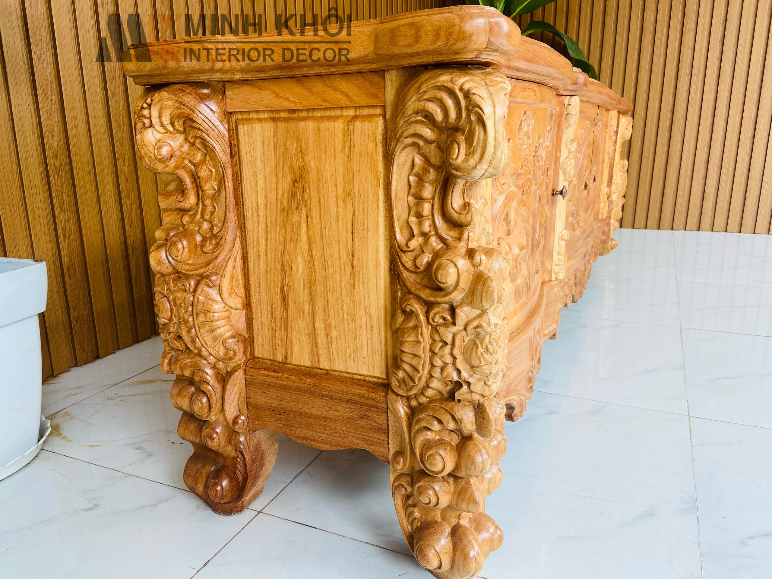 Kệ tivi gõ đỏ louis 2m4 - KTV929