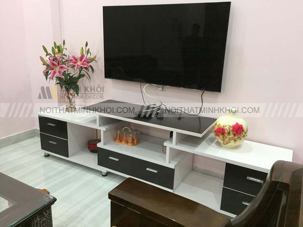 Kệ tivi nhựa với chân đế kim loại