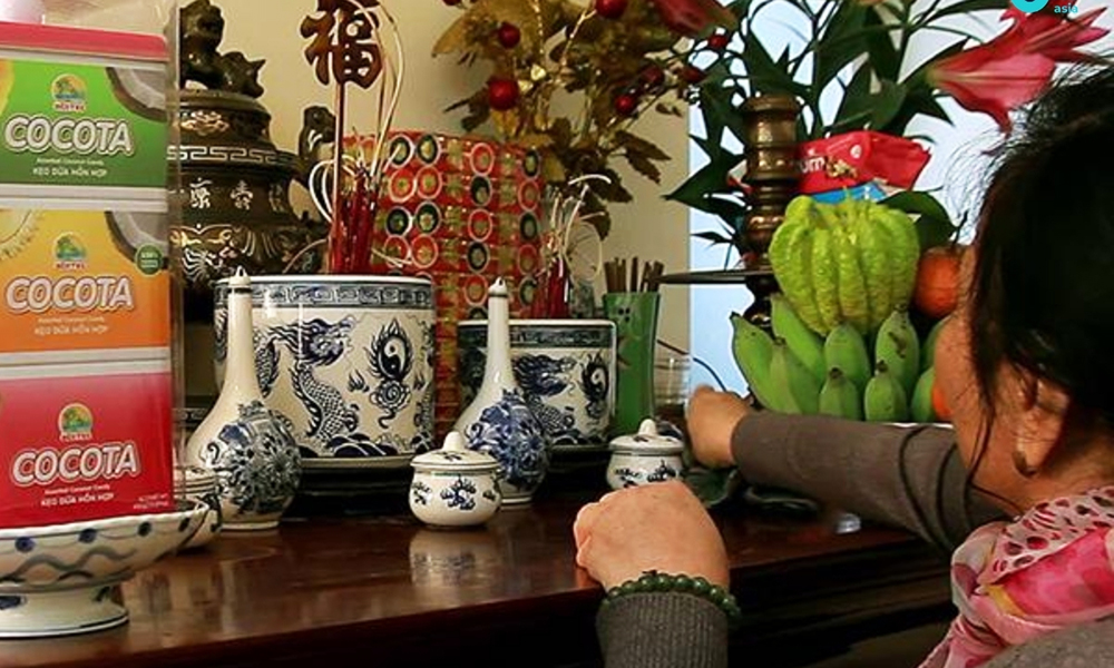 Lau bàn thờ bằng nước chuyên dụng