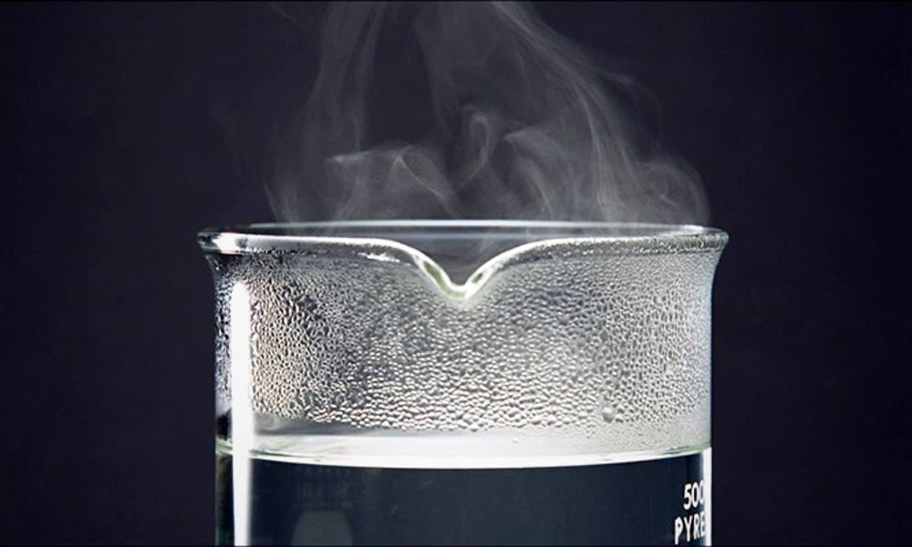 Lau bàn thờ bằng nước ấm