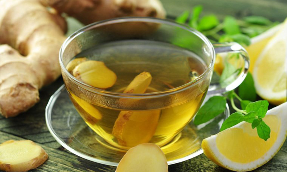 Lau bàn thờ bằng nước rượu pha gừng