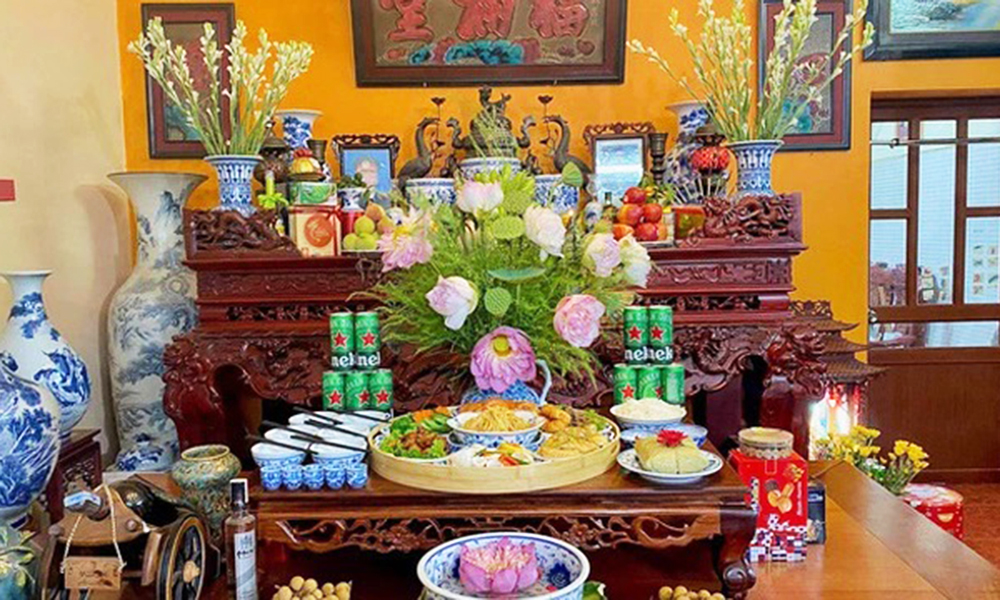 Lau bàn thờ bằng nước ngâm hoa