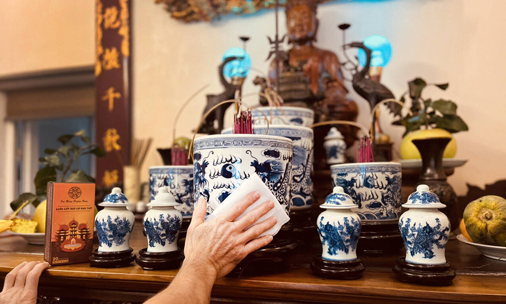 Lau bàn thờ bằng nước thảo mộc