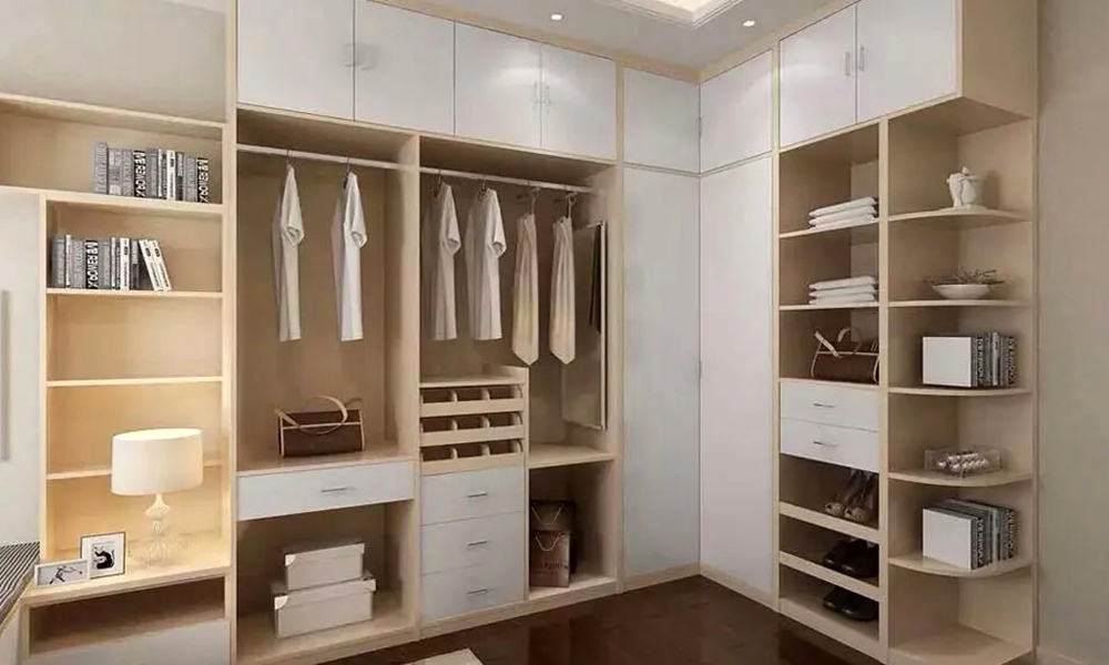 Mẫu tủ quần áo có kệ trang trí