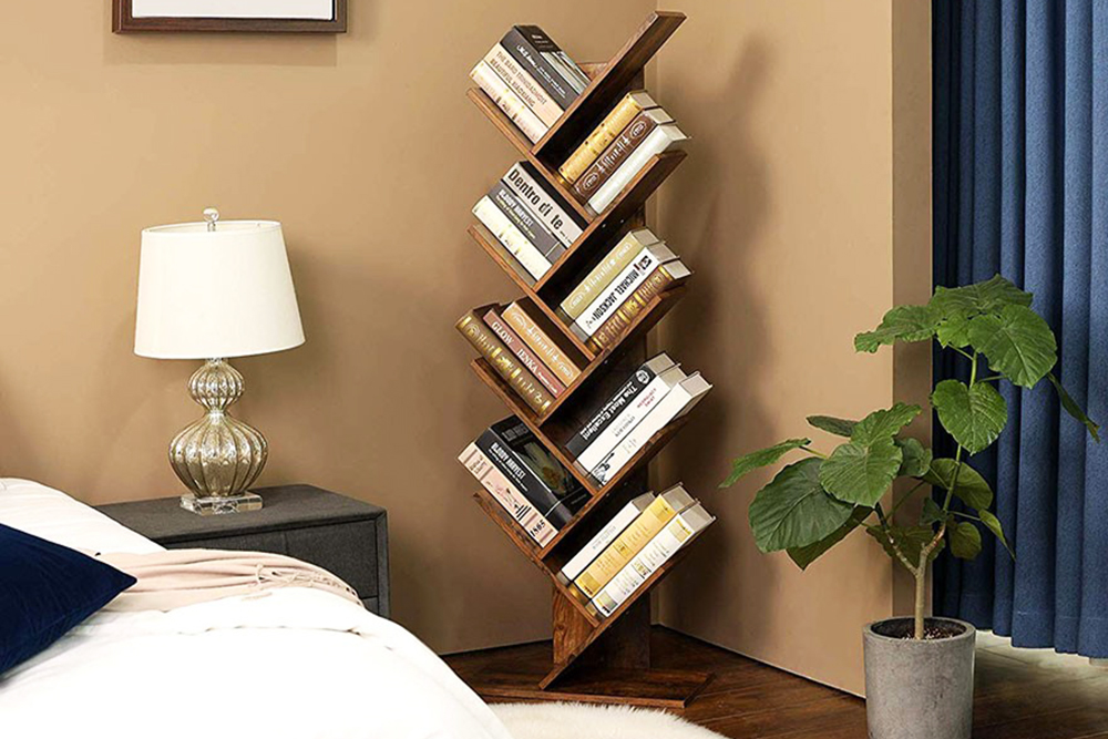 Nên Kê kệ sách sát góc tường trong phòng ngủ
