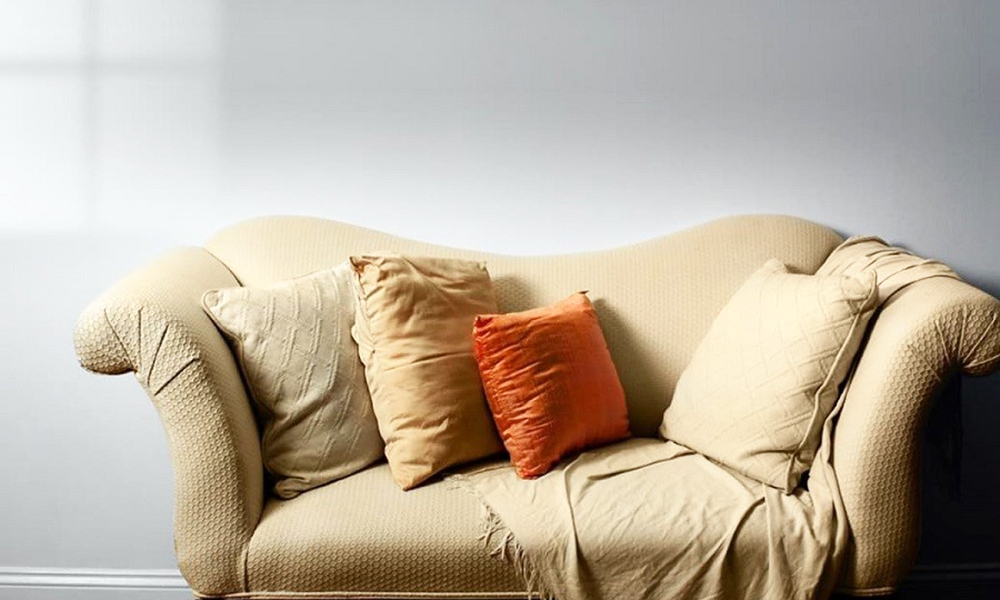 Sai lầm khi chọn mua gối tựa lưng sofa gỗ nên tránh