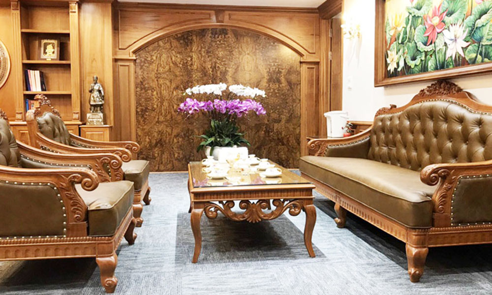 Chiếc sofa gỗ tân cổ điển mang đến sự ấm áp và cổ điển cho không gian của bạn. Với chất liệu gỗ tuyệt đẹp và màu sắc tự nhiên, chiếc sofa này là điểm nhấn cho mọi căn phòng của bạn. Hãy nhấp chuột để khám phá hình ảnh liên quan đến từ khóa \