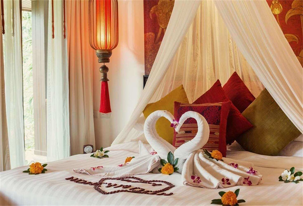 Sử dụng khăn xếp để trang trí cho giường cưới